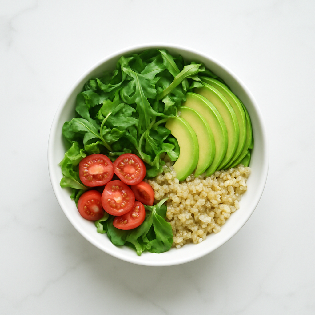 Bol de salade fraîche et colorée vu de dessus